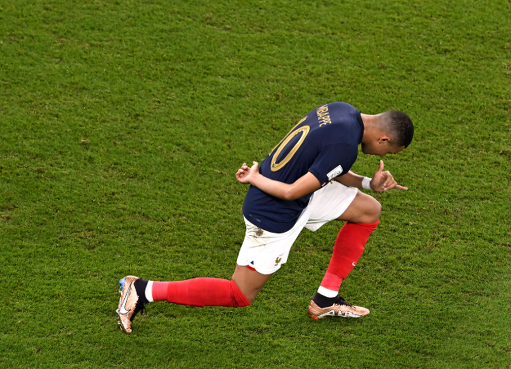 九游体育-包含姆巴佩回归赛场，精彩发挥首场状态亮眼，MAD观众沸腾！的词条